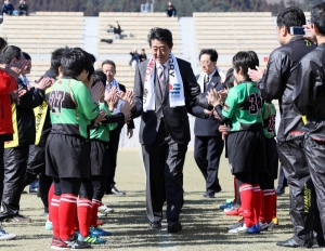 3月9日、釜石のラグビー場で子どもたちと交流した安倍首相（官邸サイト：編集部）
